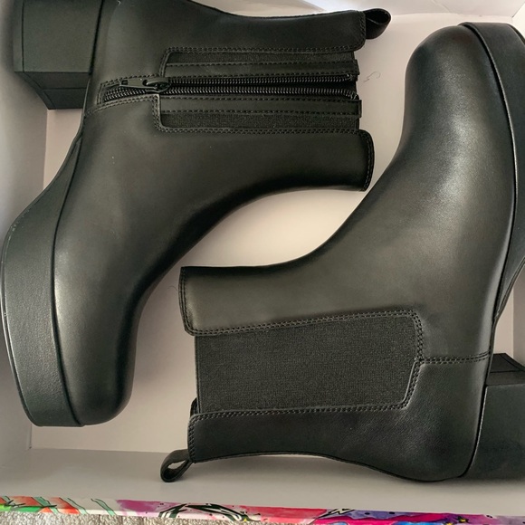 🖤NEW🖤Jeffrey Campbell Platform heeled leather booties 2” heel..1” platform - Picture 2 of 8